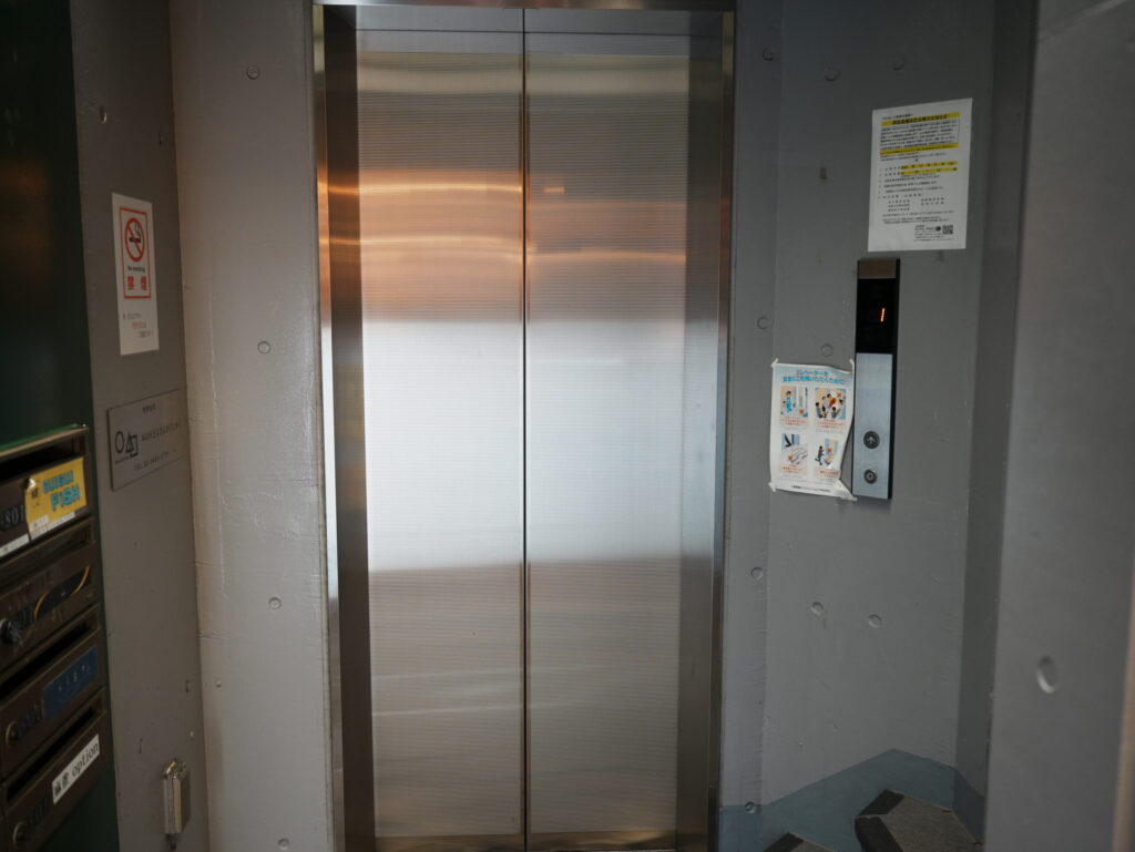 グイグイフィッシュが入るビルのエレベーター